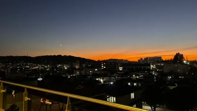 해가 진 뒤 카페인포커스 창밖 야경