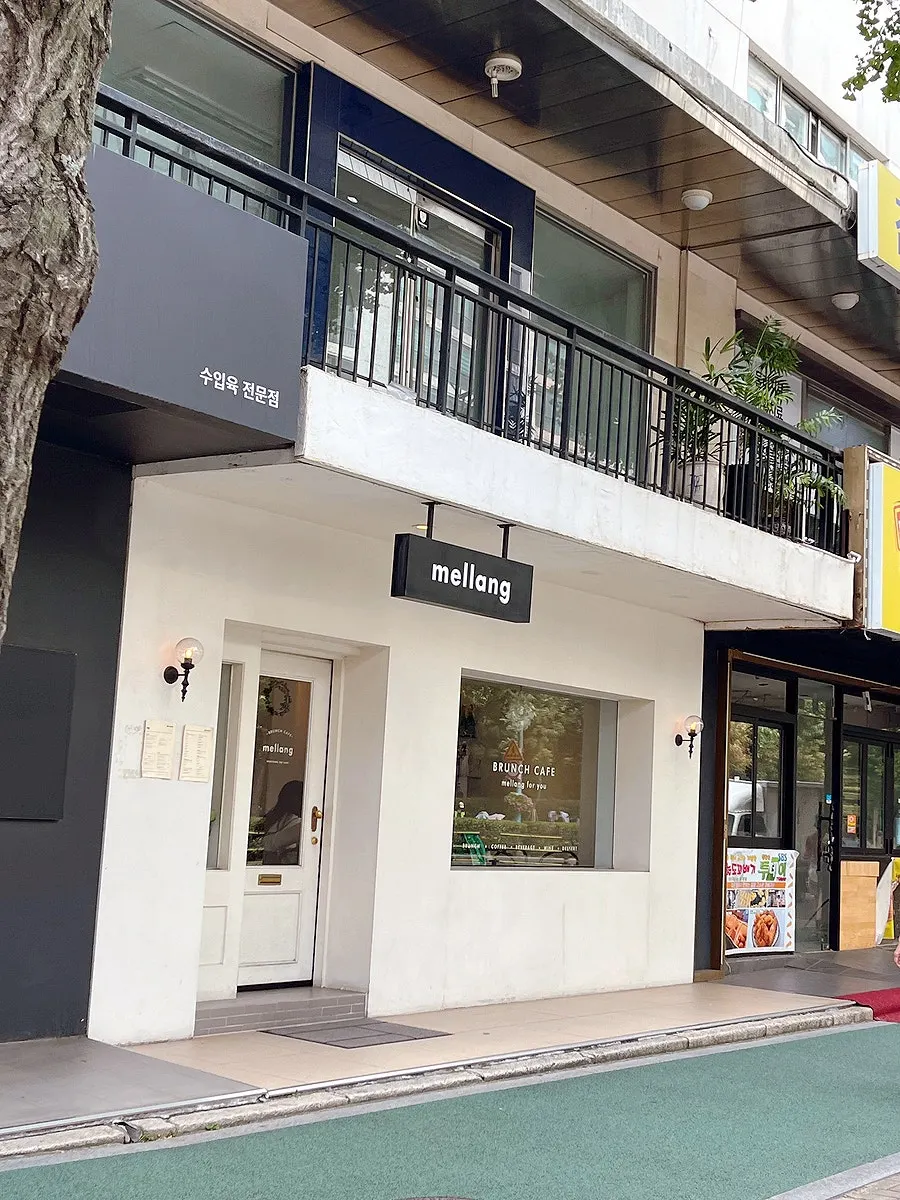Exterior of Mellang café in Ichon-dong
