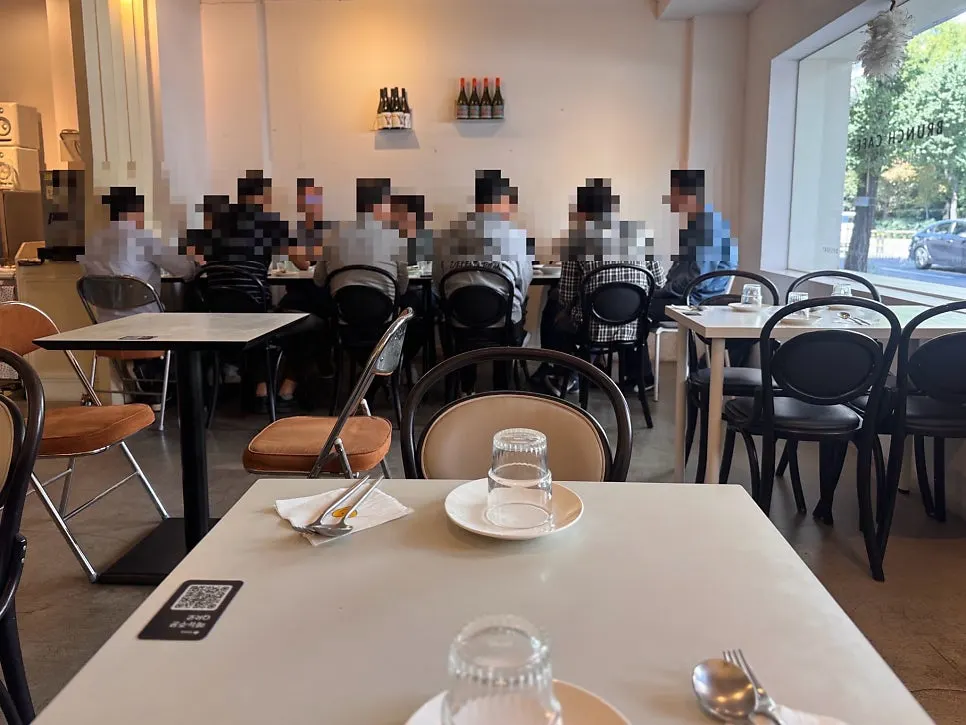 오픈 주방이 보이는 카페멜랑 매장 내부