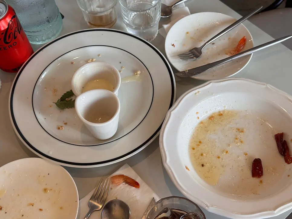 프렌치토스트와 파스타를 함께 먹는 테이블