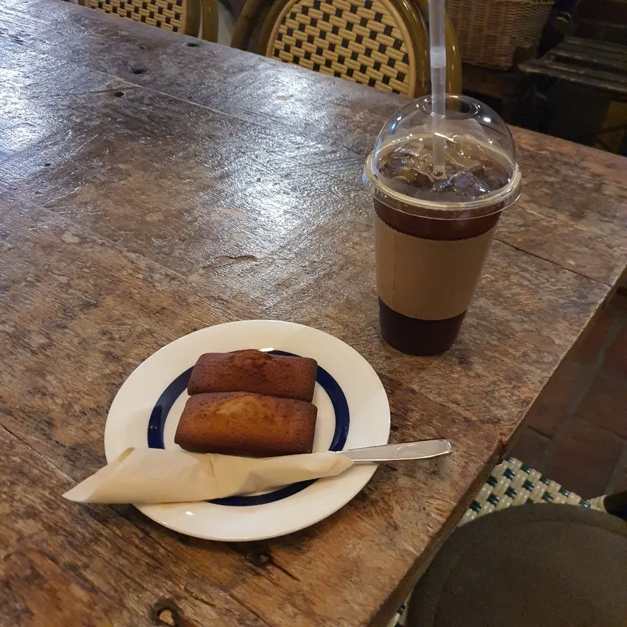 담백한 플레인 휘낭시에 단면