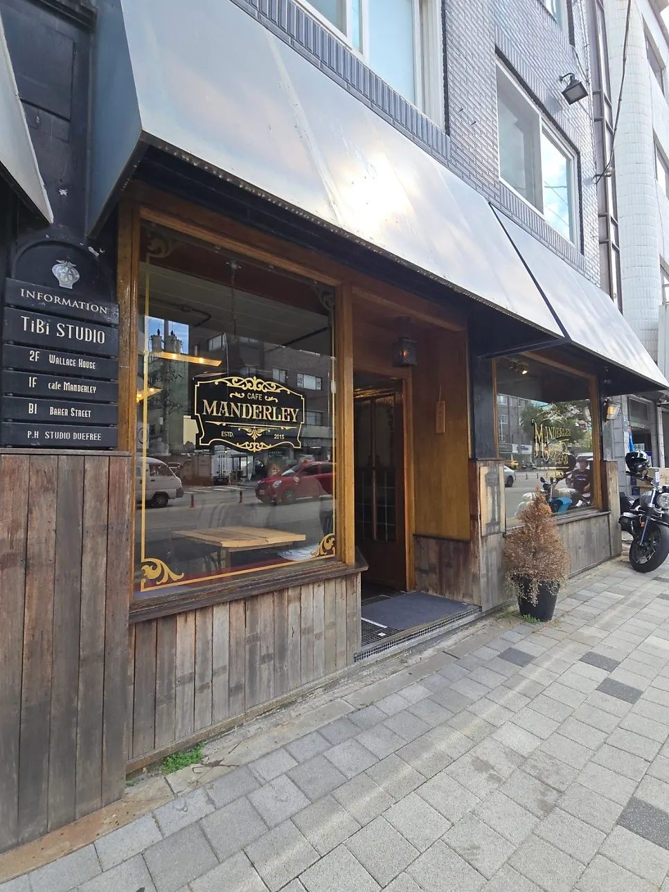 Exterior of Cafe Mendeolli Suyu Branch on Suyu-ro near Hwagye Station
