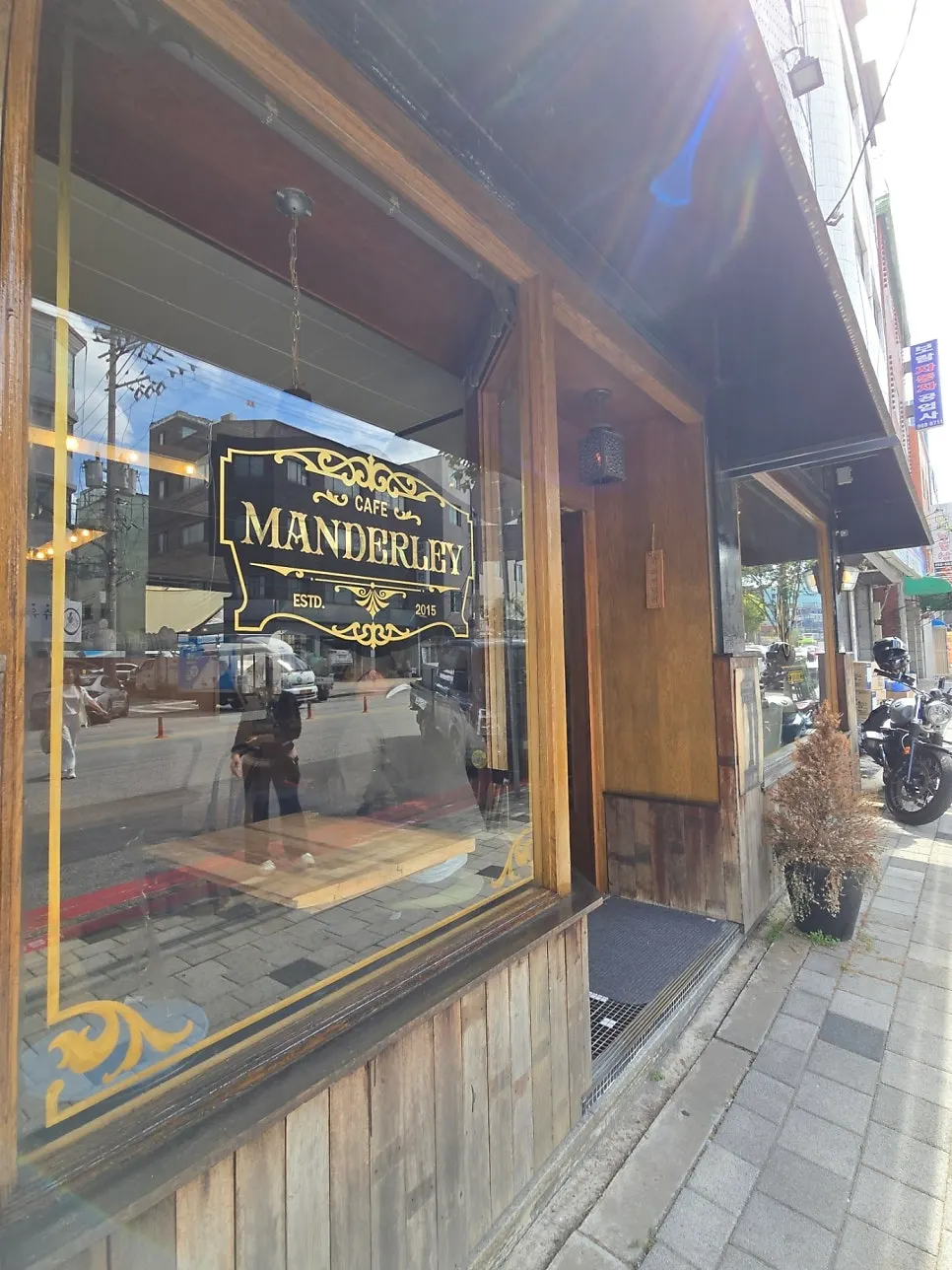 Entrance of Cafe Mendeolli Suyu Branch near Suyu Market