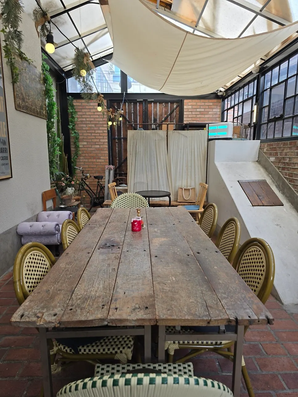 Vintage-style interior of Cafe Mendeolli Suyu Branch