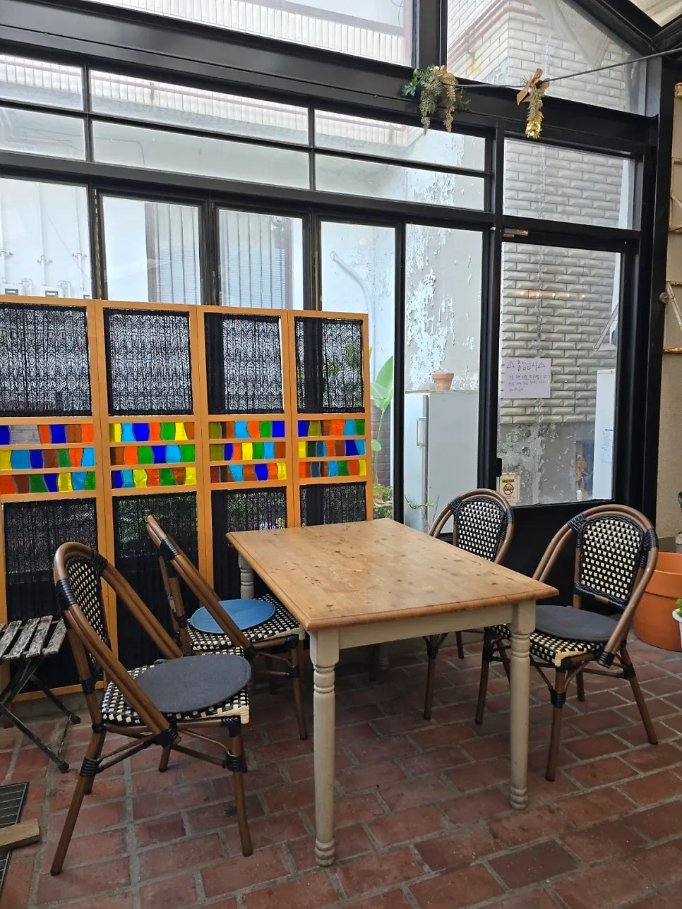 Café space decorated with the Manderley mansion motif