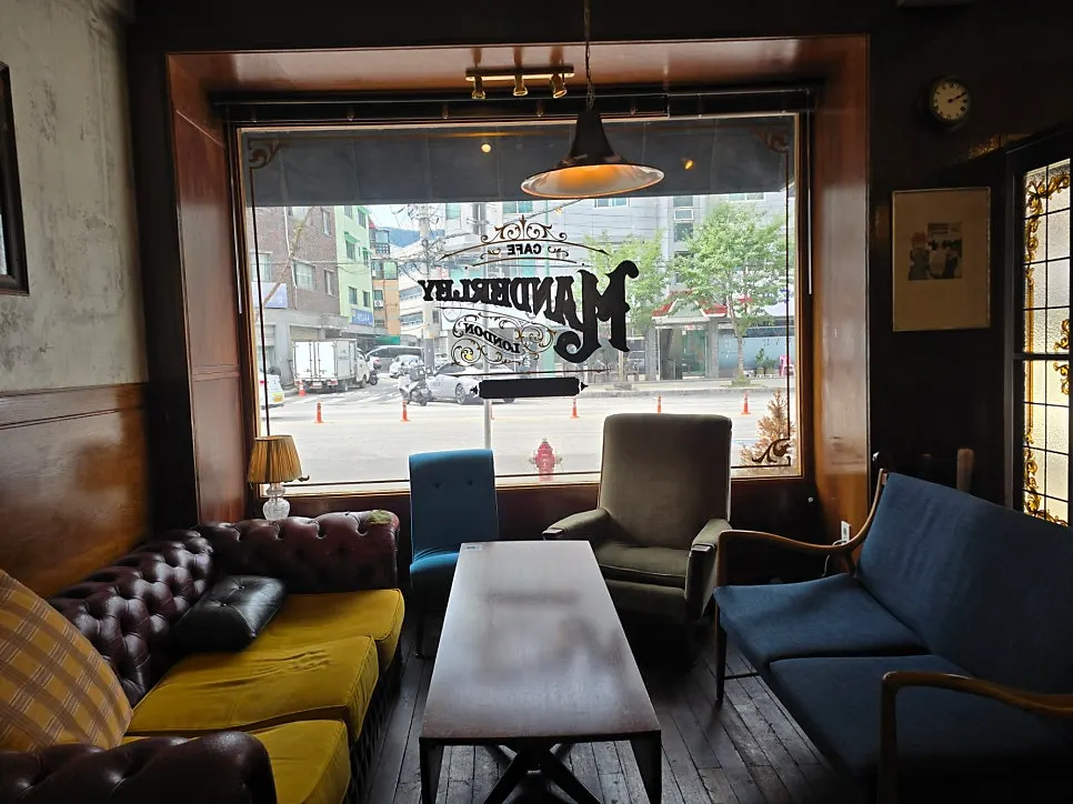 Wide view of the main hall seating at Cafe Mendeolli Suyu Branch