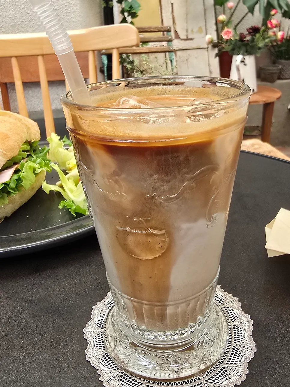 A cup of the Mendeolli signature vanilla bean latte