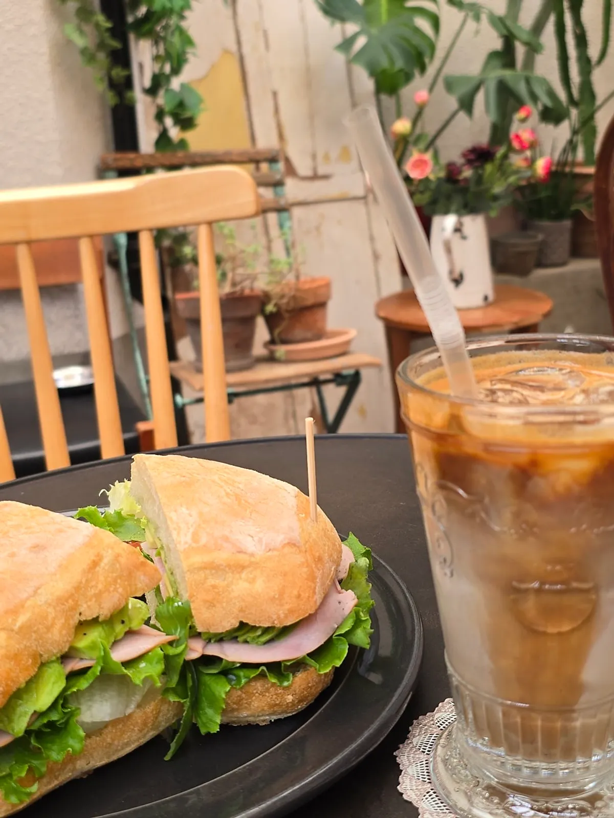Spending brunch time alone at Cafe Mendeolli Suyu Branch