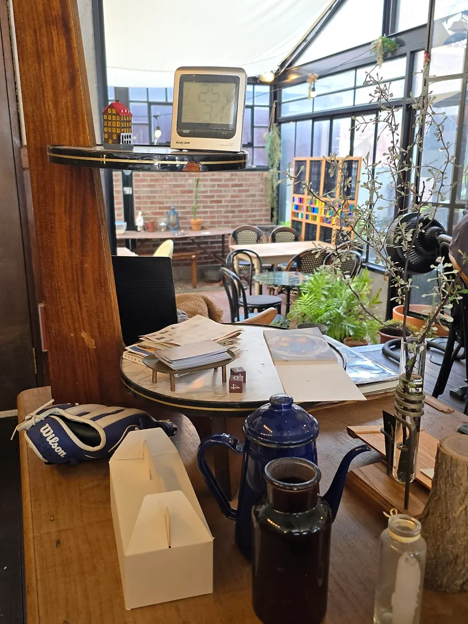 Window seat atmosphere at Cafe Mendeolli Suyu Branch