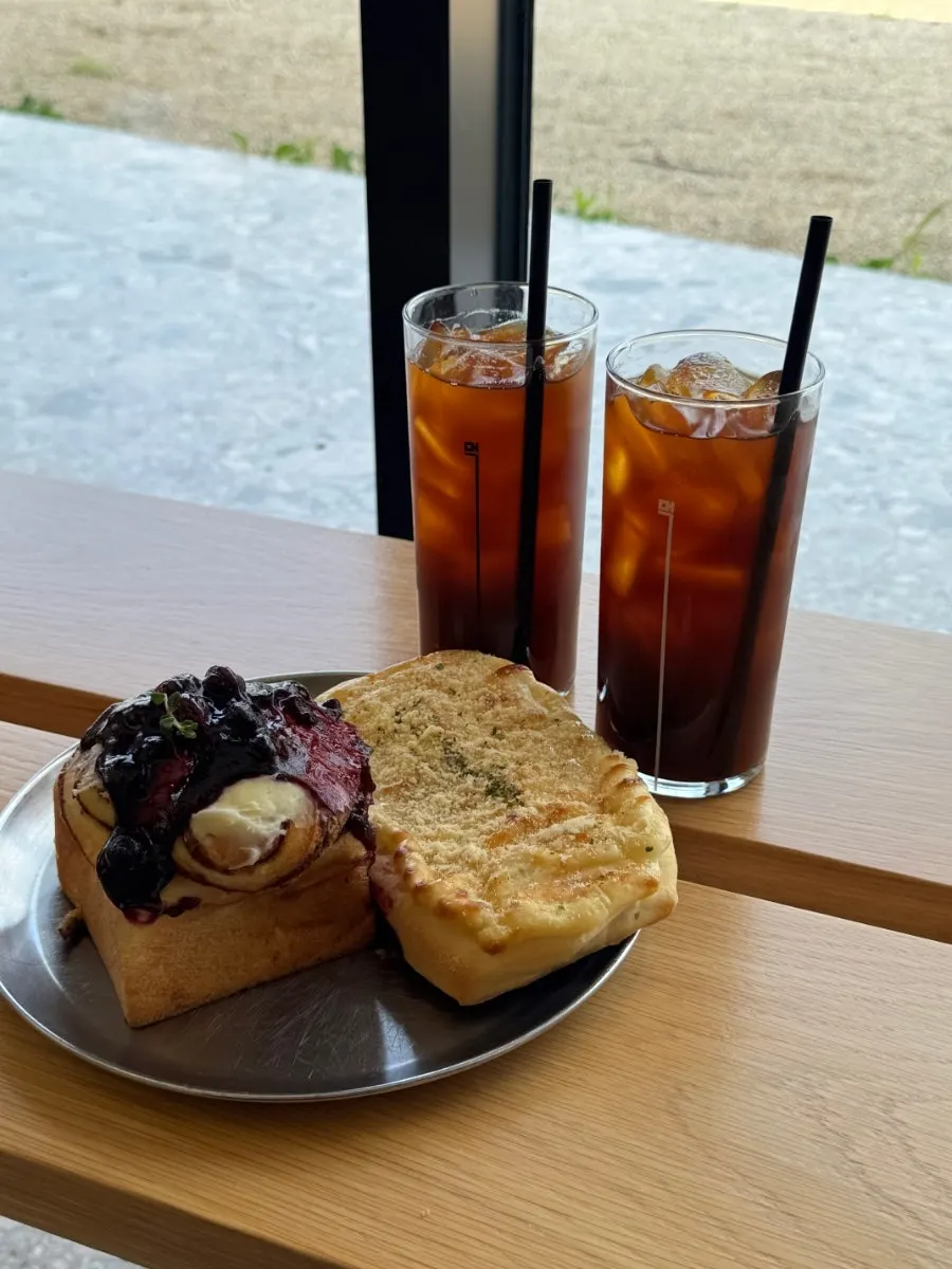 Table with selected bread and iced americano