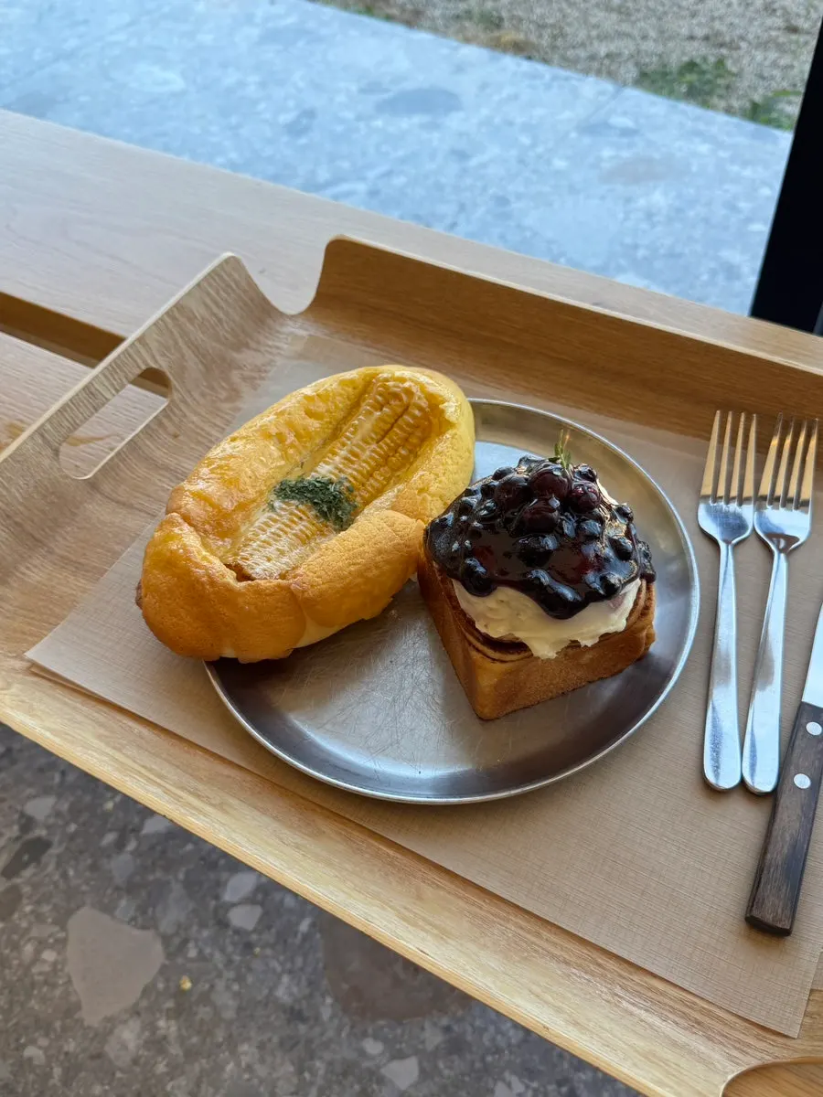 블루베리크림치즈 시나몬롤과 옥수수빵