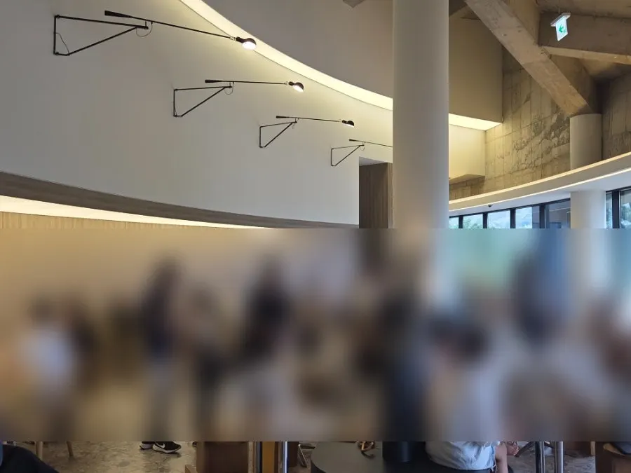테이블이 가득 찬 카페 먹 홀