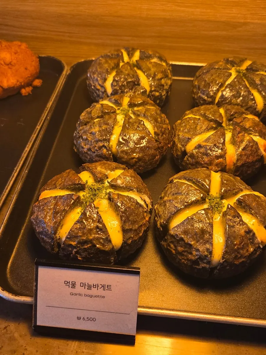 카페 먹 빵 종류 진열 모습