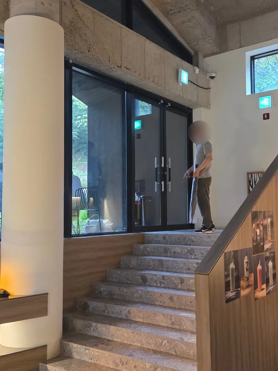카페 먹 외부 산책로 풍경
