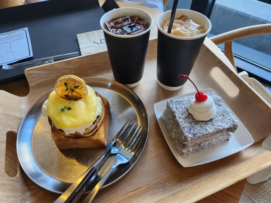 카페 먹 주문 카운터와 메뉴 안내