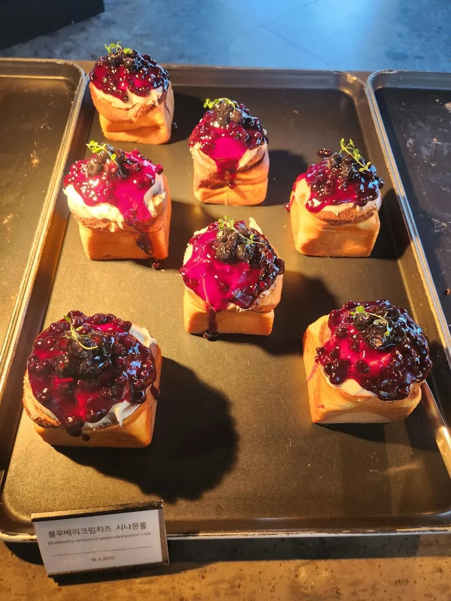 카페 먹 베이커리 진열대