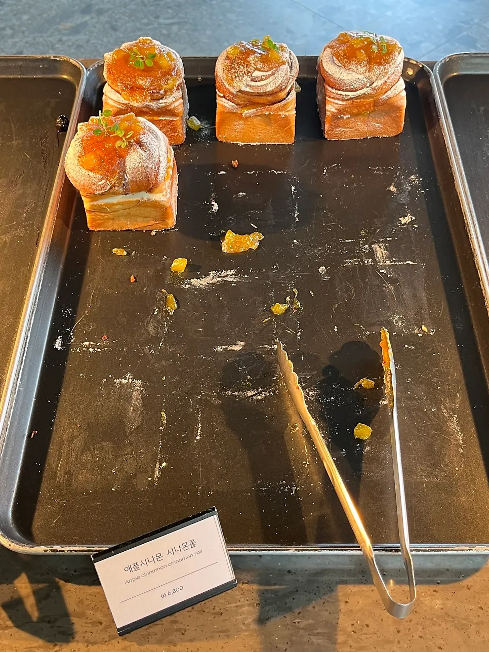 카페 먹 시나몬롤 진열 모습