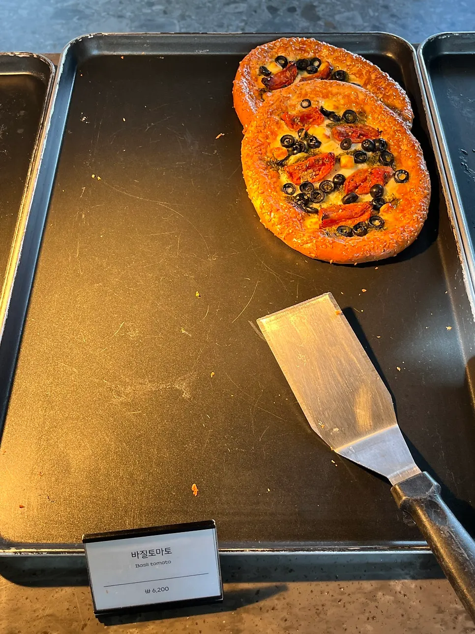 카페 먹 베이커리 진열대 빵