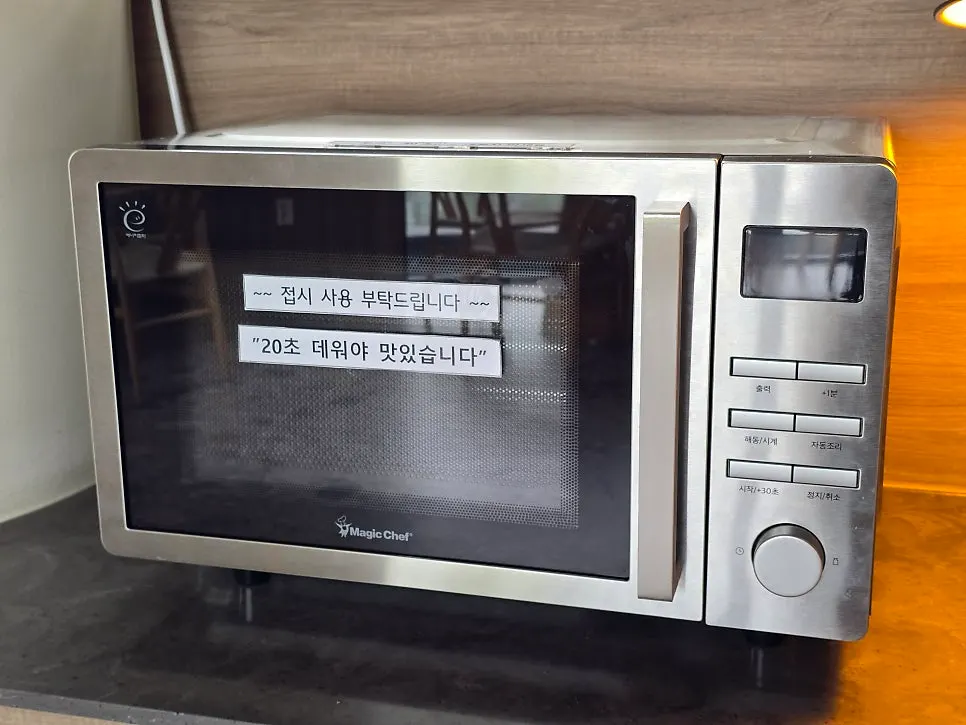 카페 뒤쪽 산책로 방향 풍경