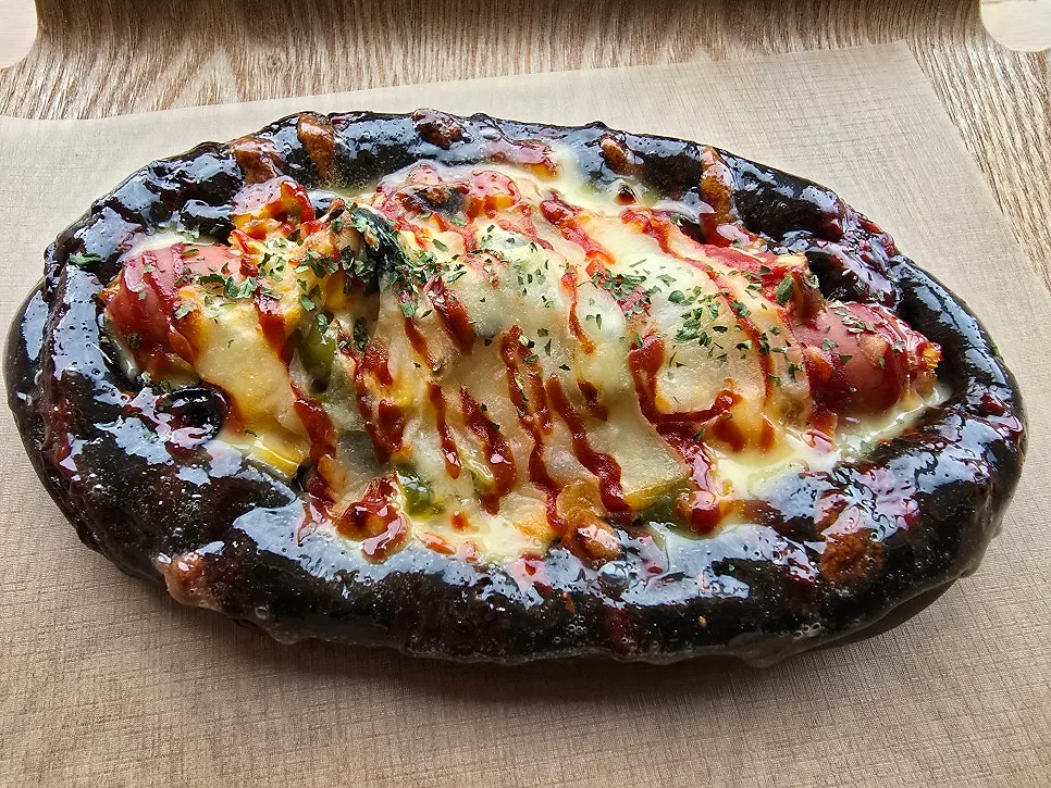 먹물 소시지 빵과 음료 세팅