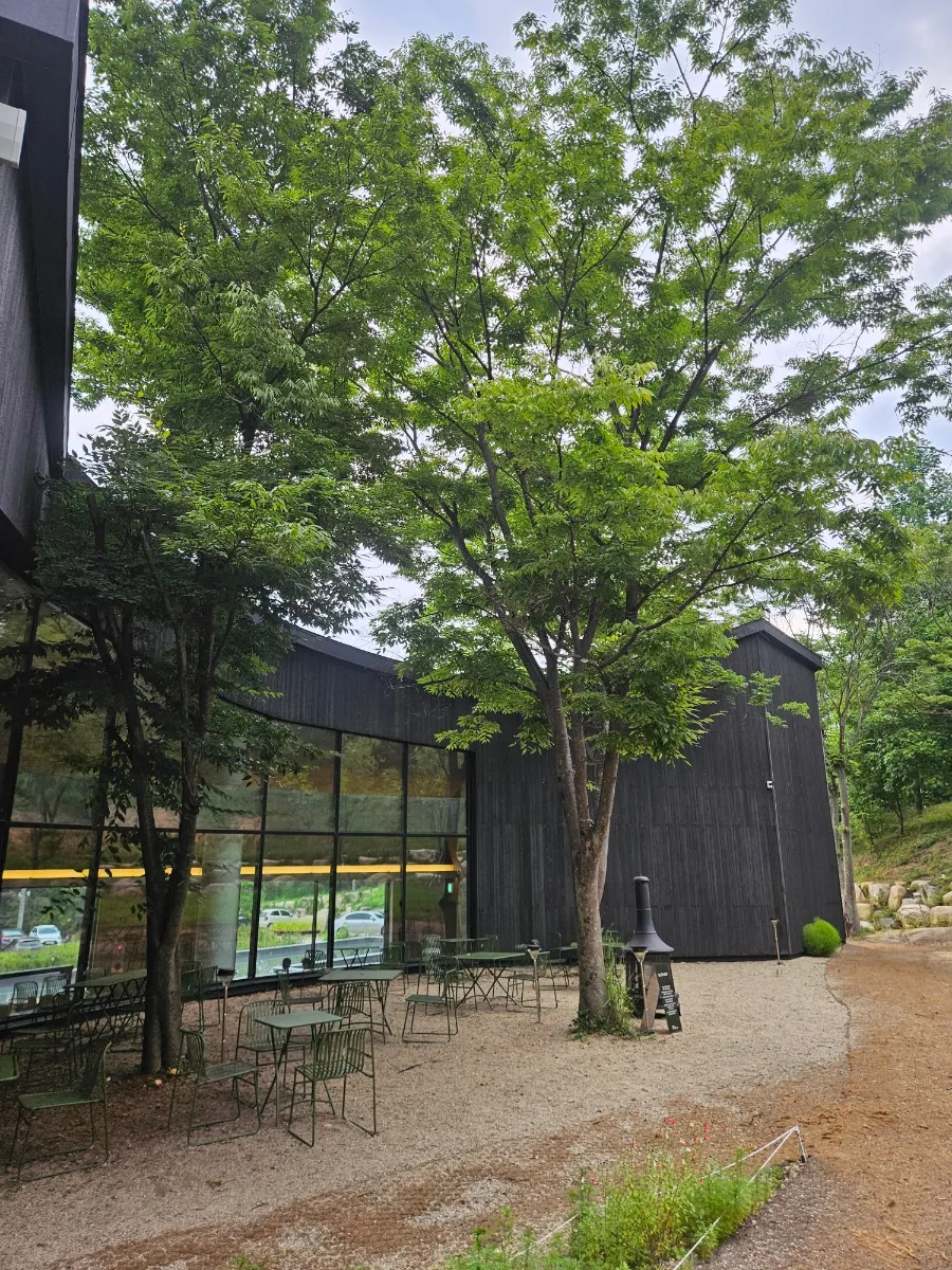 카페 먹 외관과 탄화목 건물