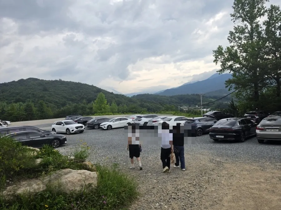 외진 곳에 자리한 카페 먹 진입로