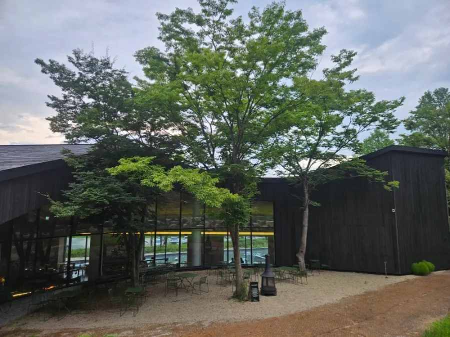 잔디밭과 흙길 산책로가 이어진 야외 공간