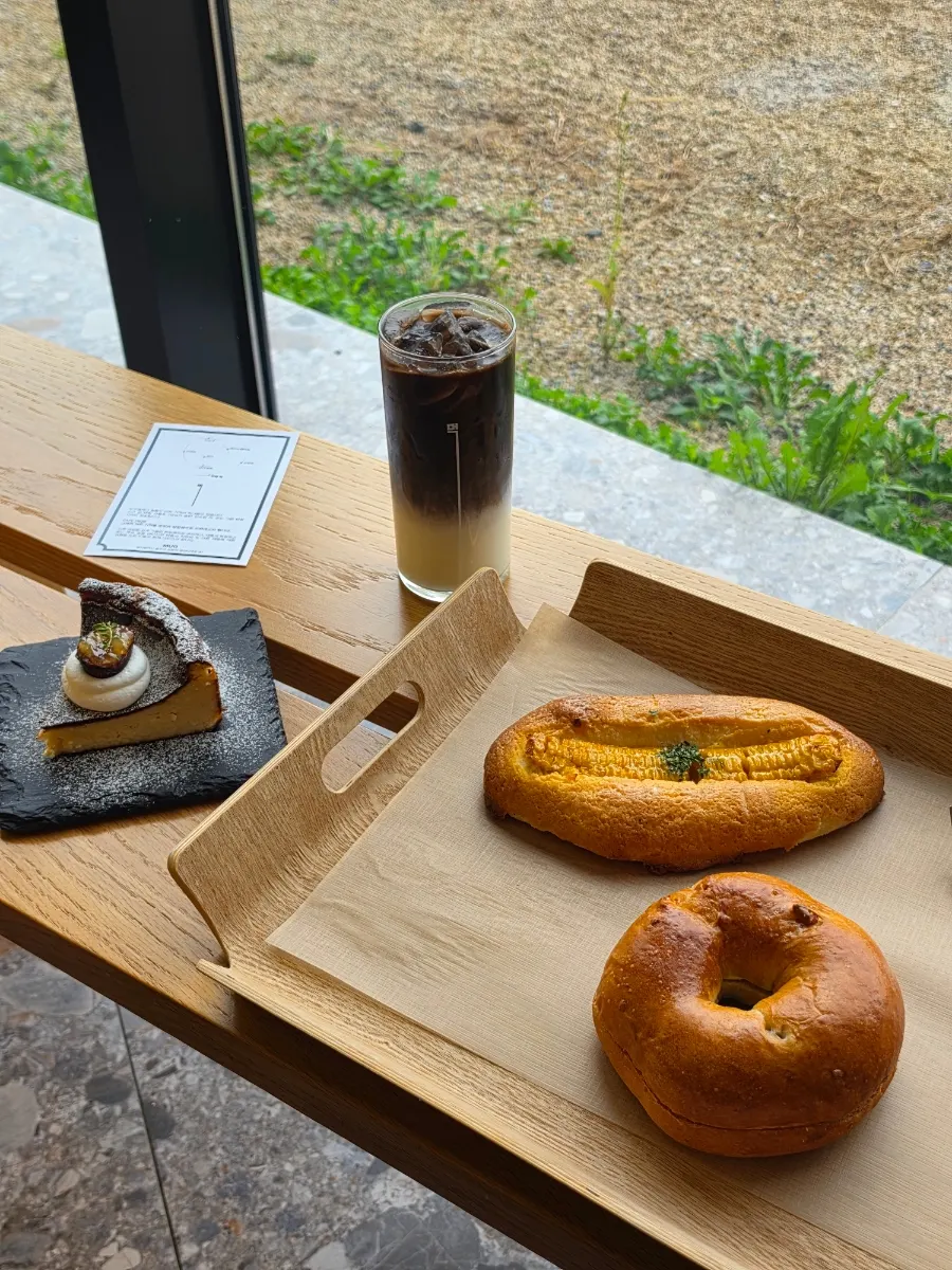카페 먹 빵과 음료를 즐긴 테이블