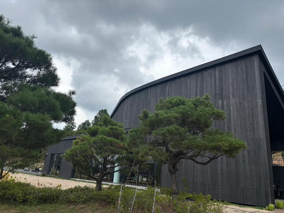Exterior view of MUG, a large bakery café in Eonyang, Ulsan