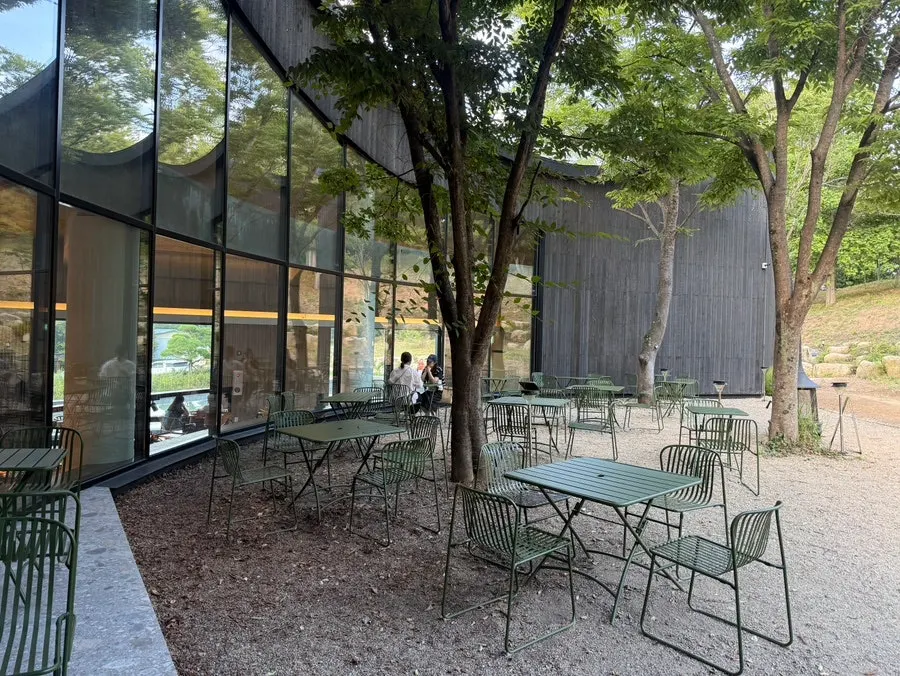 Quiet outdoor terrace seating at MUG