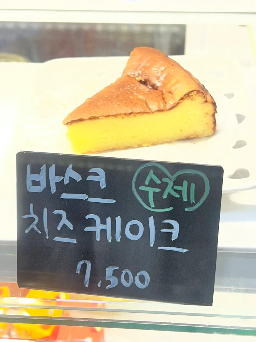 카페 머무름 베이커리 진열대