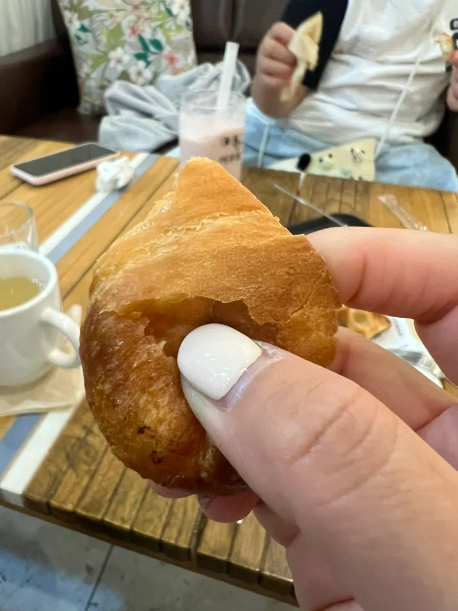 담백한 소금빵 단면
