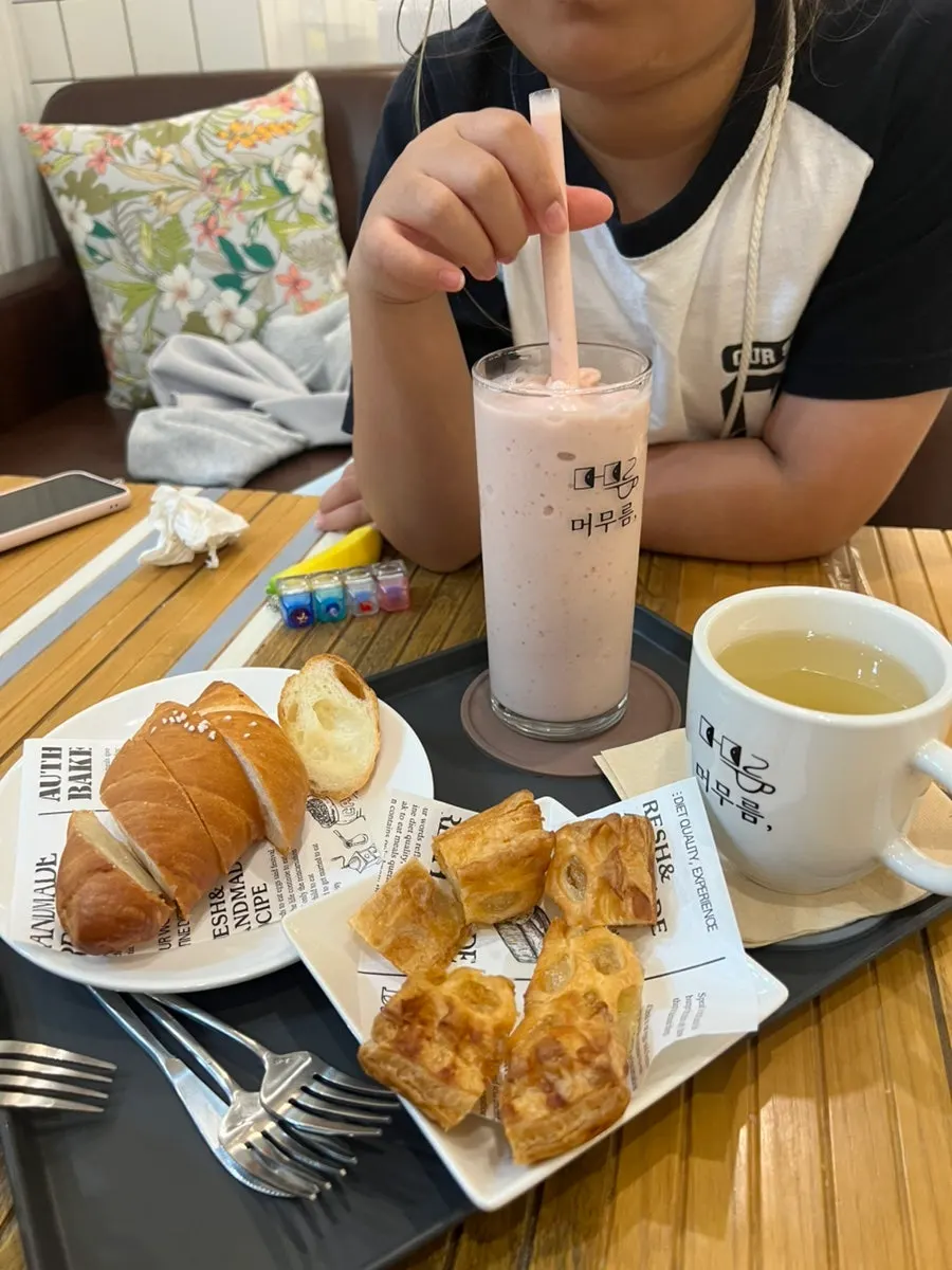따뜻한 차와 함께 놓인 애플파이