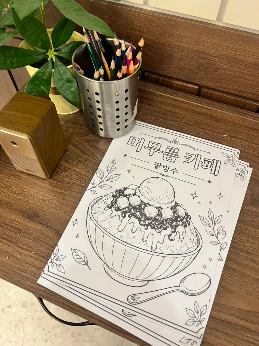 오래 앉아 있기 좋은 카페 머무름 테이블