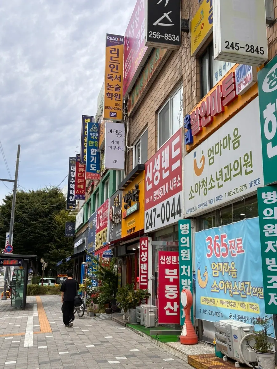 Passage in front of the CU convenience store on the 1st floor