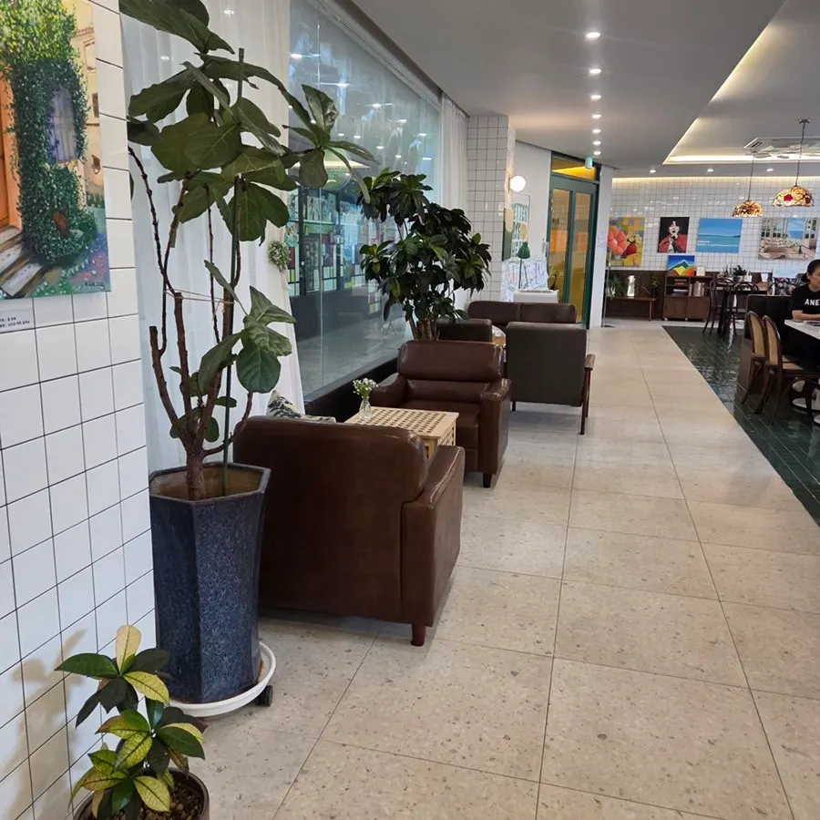 Entrance door and interior of Café Meomureum