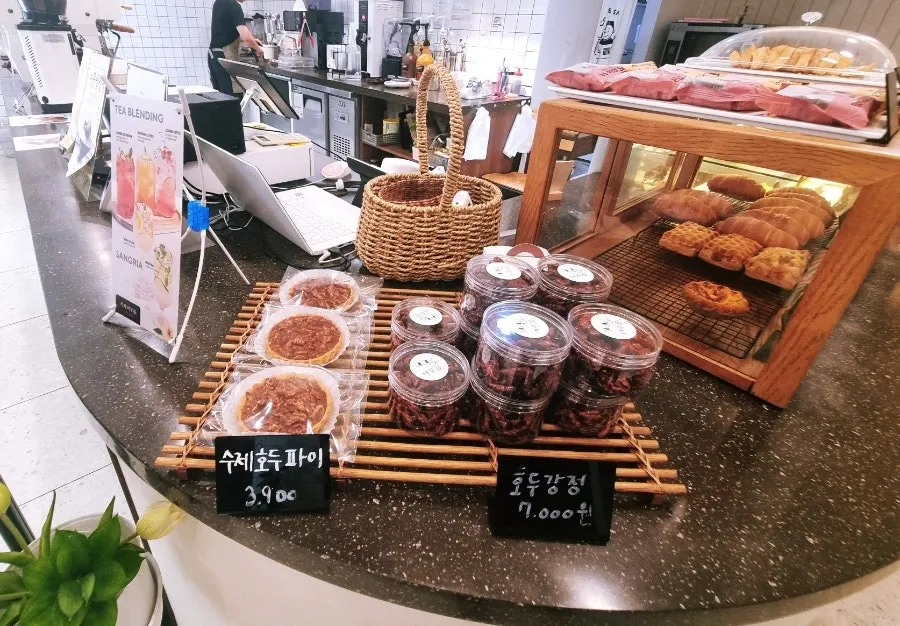 수제호두파이와 호두강정이 놓인 베이커리 진열대