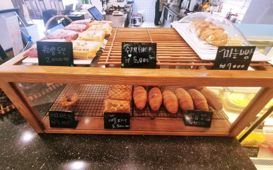 우리밀도넛과 마늘빵이 나란히 놓인 매대