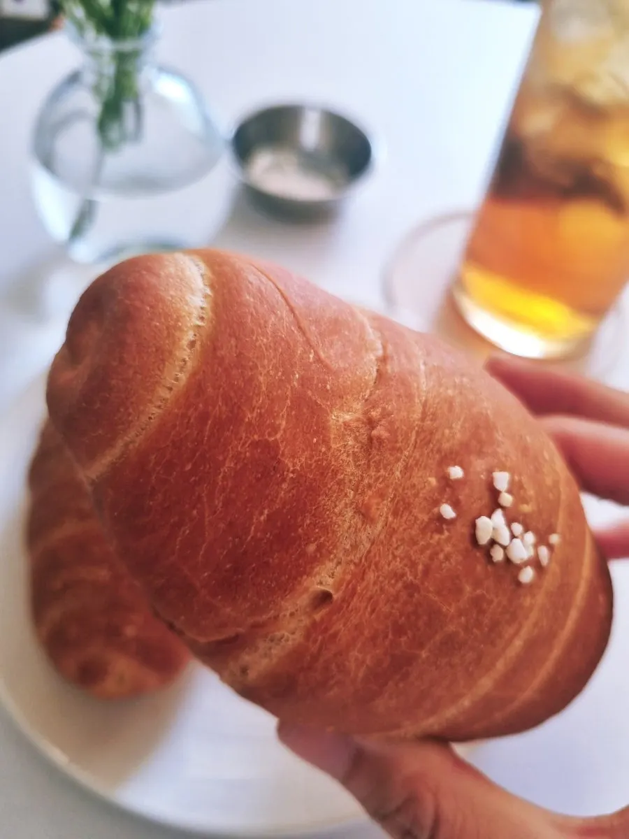 결이 살아있는 소금빵 단면