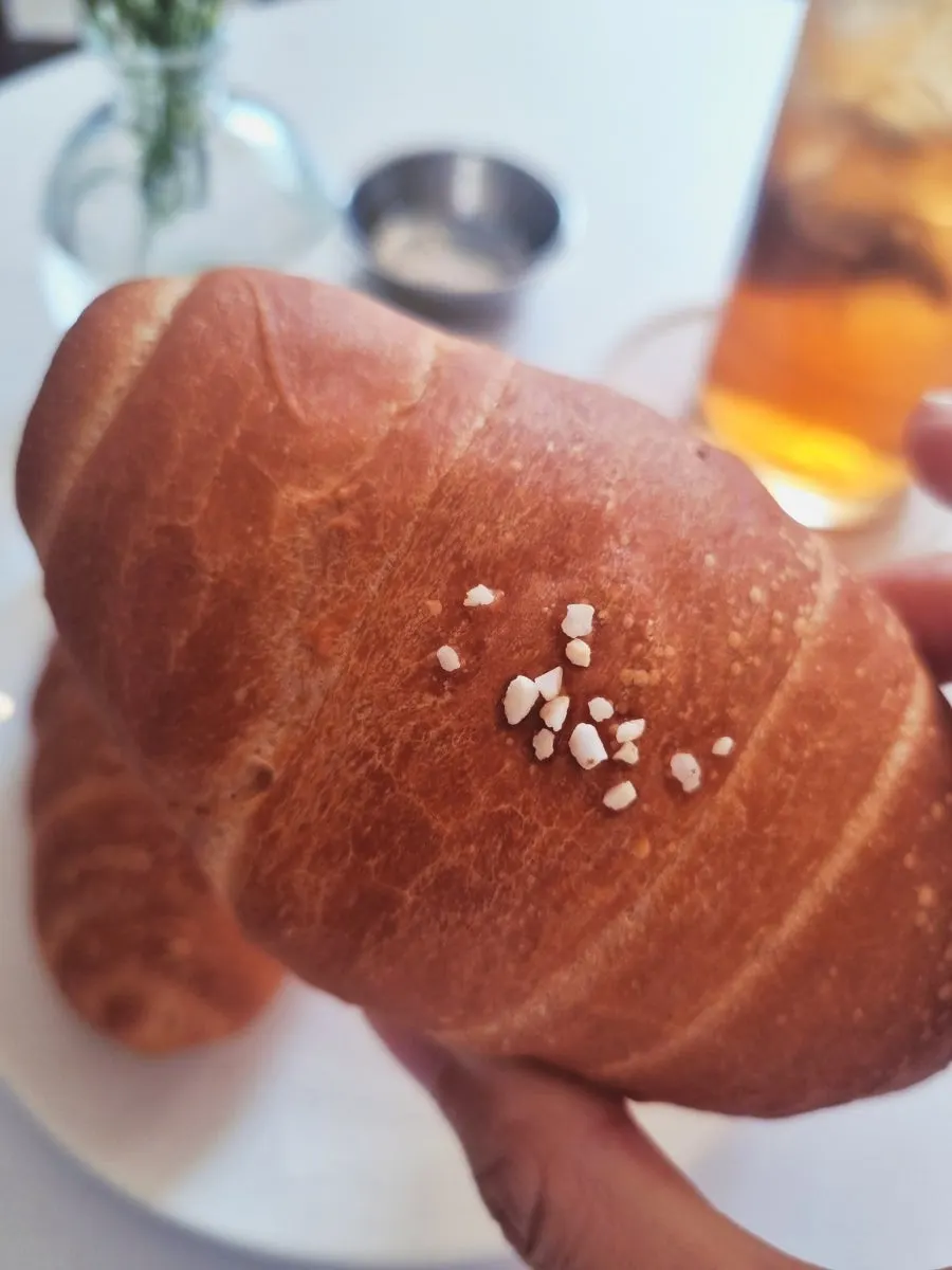 한 입 베어 먹은 소금빵 속살