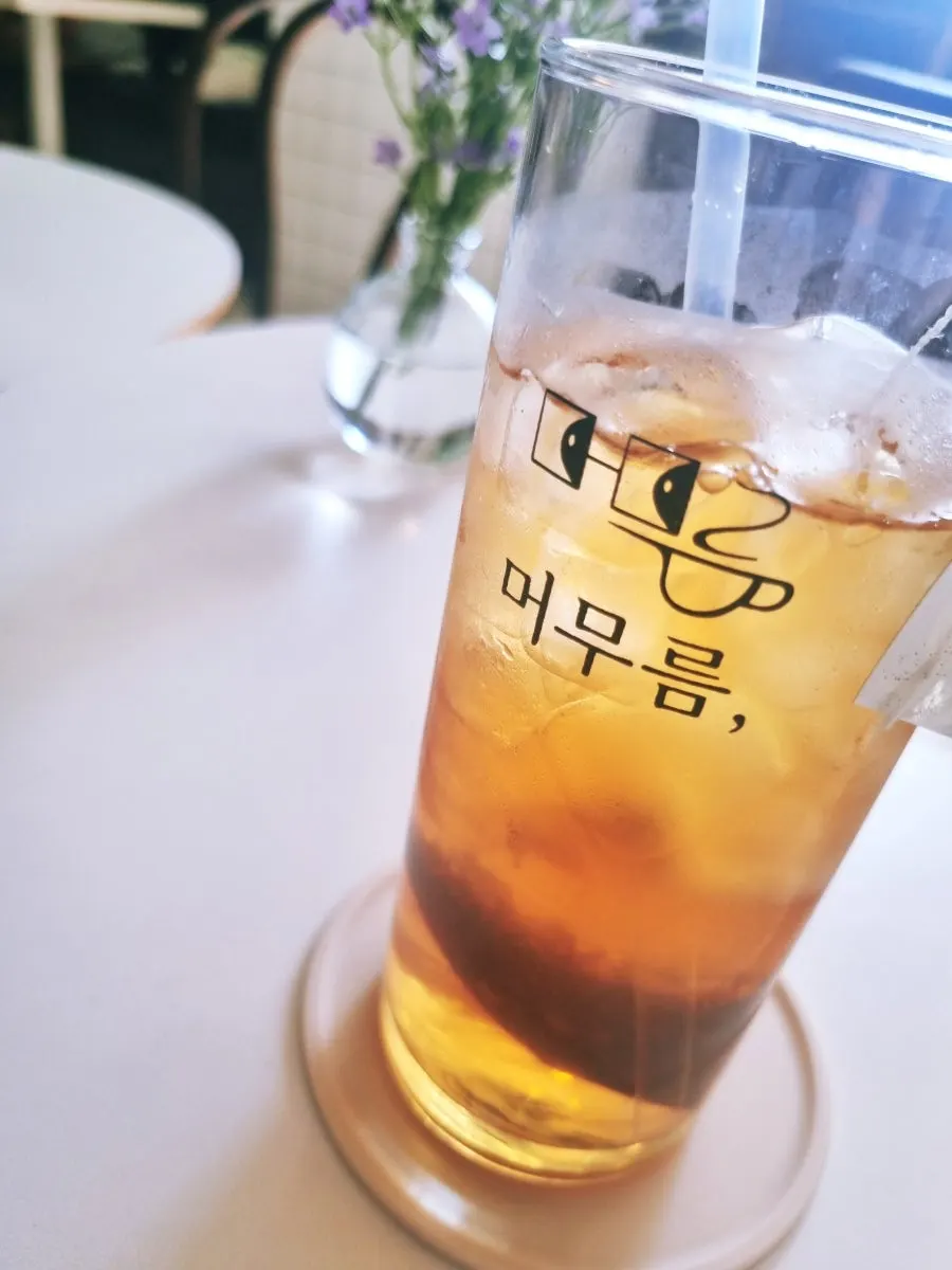 유리컵에 담긴 루이보스 오렌지 블렌딩 아이스티