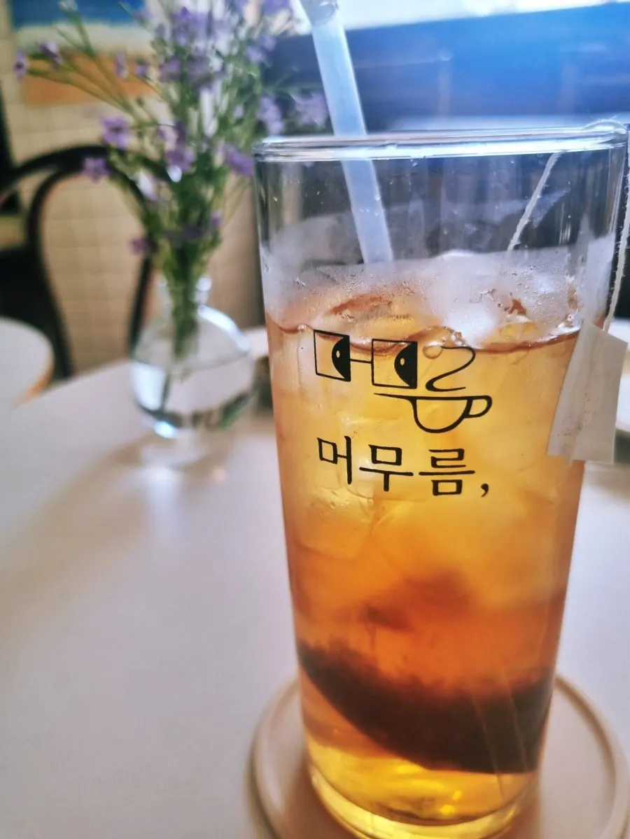 얼음과 티백이 함께 담긴 블렌딩티