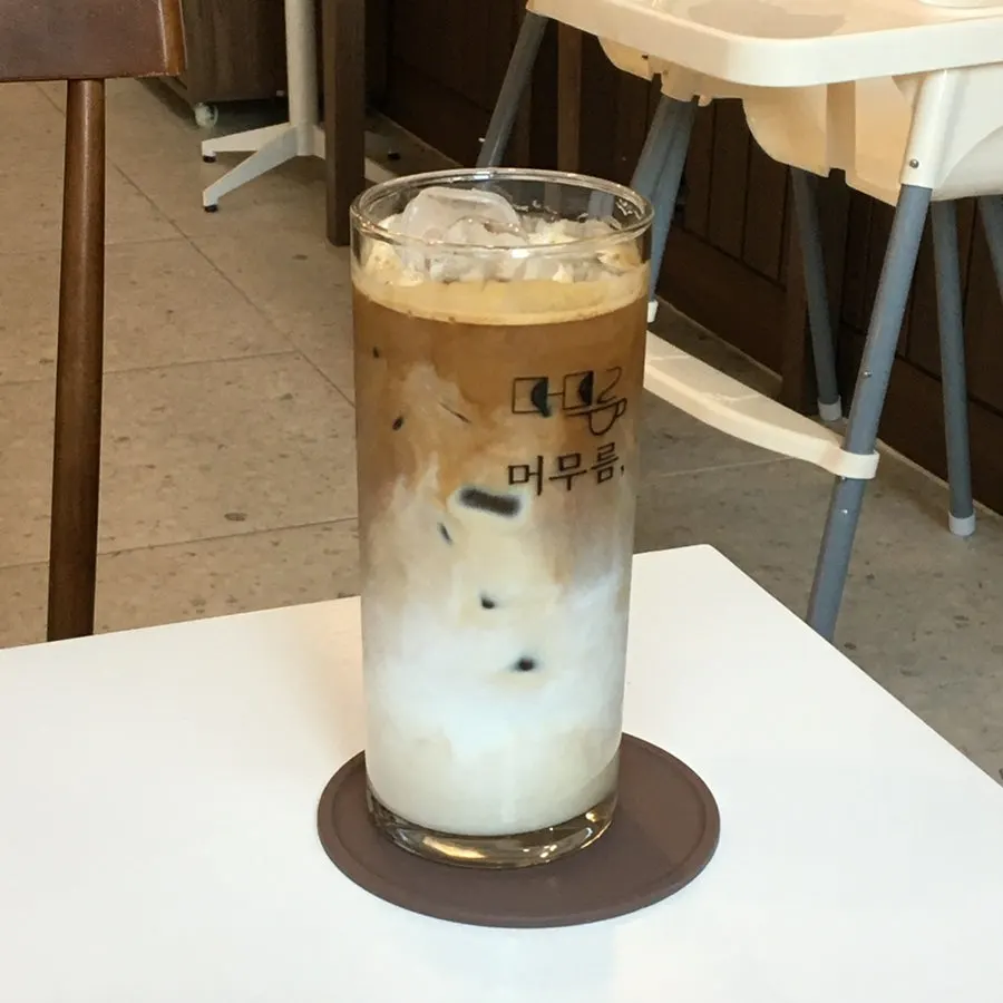 카페 머무름 카페라떼 한 잔