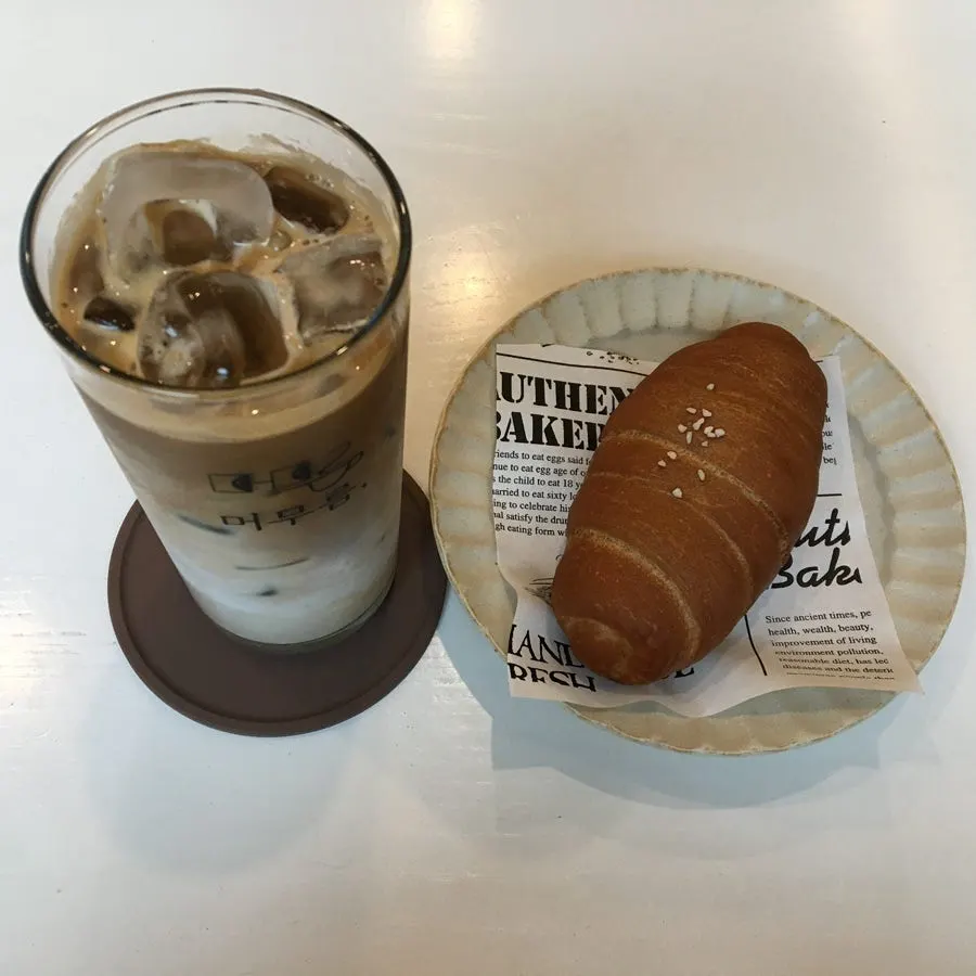 여유로운 카페 머무름 실내 전경