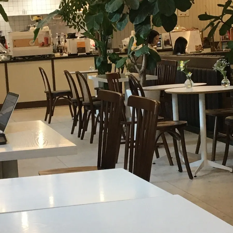 카페 머무름 창가 좌석 분위기