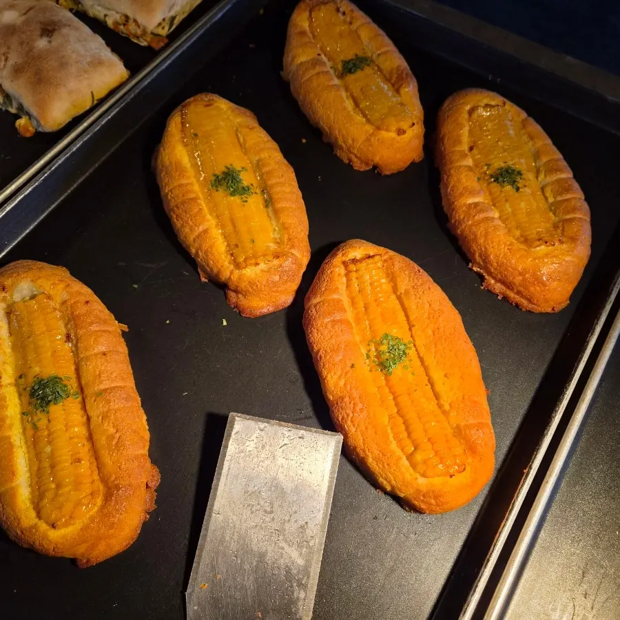 카페 먹 피자빵과 통옥수수빵