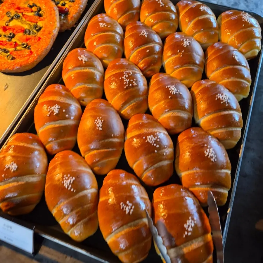 카페 먹 롤 단면이 보이는 진열 모습