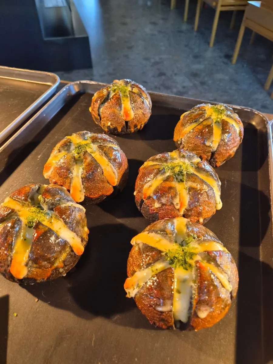 카페 먹 소금빵과 모카번