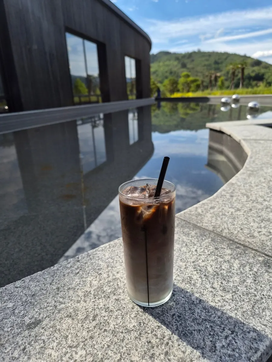카페 먹 내부 좌석과 음료, 디저트