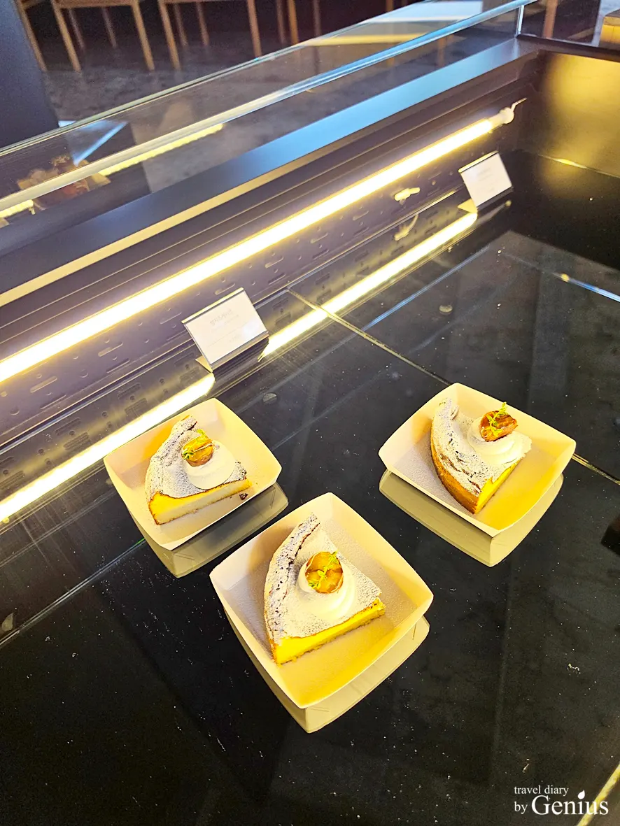 카페 먹 시나몬롤이 놓인 진열대